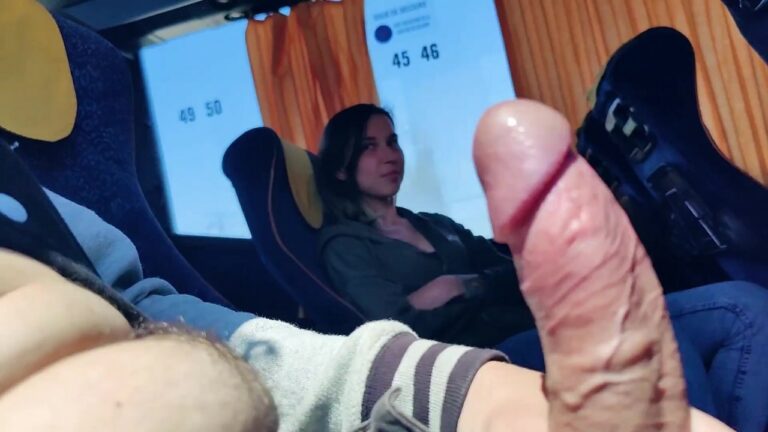 Giovane troia succhia cazzo in Autobus